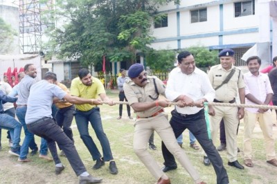 कलेक्टर एवं एसपी छत्तीसगढिय़ा ओलम्पिक में हुए शामिल  - रस्सा-कस्सी खेल में भाग लेकर खिलाडय़ों का किया उत्साहवर्धन