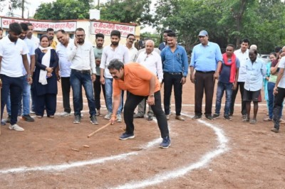 स्पोर्ट्स मोड में नजर आए मेयर नीरज पाल, भिलाई के सभी खेल मैदानों में पहुंचकर छत्तीसगढ़िया ओलंपिक खेल खेलकर खिलाड़ियों का किया उत्साहवर्धन,