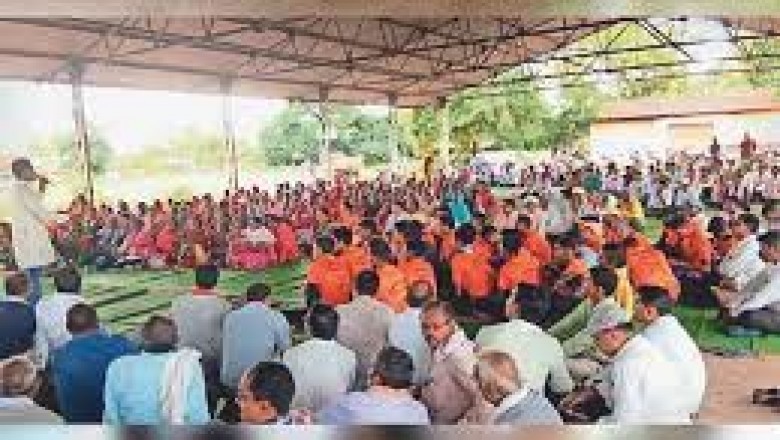32% आरक्षण को कम करने का किया विरोध,आदिवासियों ने निकाली महारैली :