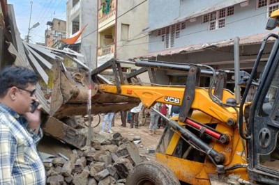 निगम के नोटिस की अनदेखी, हटरी बाजार में अवैध निर्माण पर चला बुलडोजर: