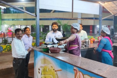 निगम कमिश्नर रोहित व्यास ने सी मार्ट से की शॉपिंग और पेमेंट किया डिजिटल मोड से