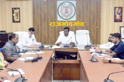 मतदान केन्द्रों के भवन परिवर्तन एवं स्थल परिवर्तन व नए मतदान केंद्रों के प्रस्ताव पर की गई चर्चा
