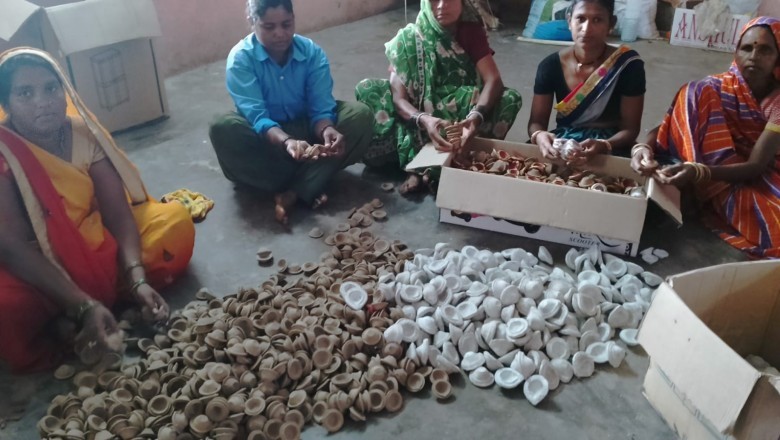 35 हज़ार से अधिक दिए बनाए, गुजरात और राजस्तान से मिल रहे है गोबर से बने रंग बिरंगे दीये के आर्डर: