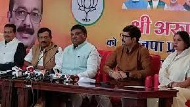 ईडी के छापे के बाद सियासत तेज, भाजपा ने की भ्रष्ट आईएएस अधिकारियों को निलंबित करने की मांग