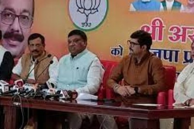 ईडी के छापे के बाद सियासत तेज, भाजपा ने की भ्रष्ट आईएएस अधिकारियों को निलंबित करने की मांग