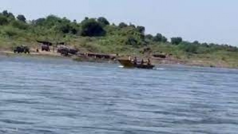 नाव पर सवार होकर दबिश देने पहुंची खनिज विभाग, 6 ट्रैक्टर-ट्रॉली जब्त, रेत माफिया 2 ट्रैक्टर लेकर फरार