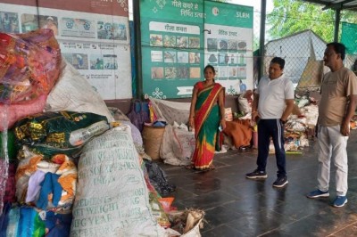 डोर टू डोर कचरा कलेक्शन का आयुक्त लोकेश चंद्राकार ने वार्ड भ्रमण दौरान नागरिको से की अपील, गीला-सूखा कचरा अलग अलग रखें: