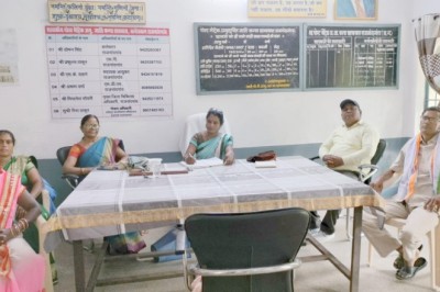 अनुसूचित जनजाति छात्रावास निगरानी समिति के अध्यक्ष पार्षद पूर्णिमा नागदेवे : जायजा लेते हुए