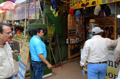 दुकान के बाहर समान फैलाकर और दुकान के बाहर समान निकलकर व्यवसाय न करें और व्यपारियो पार्किंग और सुरक्षा के लिहाज से व्यवस्था बनाए रखने में सभी सहयोग करें:आयुक्त