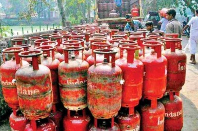 केंद्र सरकार ने तय की सीमा , अब एक परिवार को एक साल में 15 गैस सिलेंडर ही मिलेंगे :
