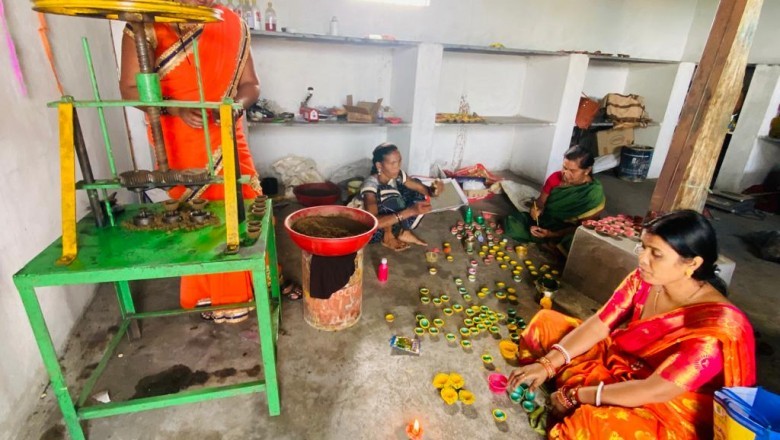 गोधन न्याय केंद्रों में तैयार हो रहे हैं गोबर से निर्मित दीए, अपने अलग गुणवत्ता से पहचाने जाते हैं गोधन निर्मित दीया, मिलने लगे आर्डर और होने लगी बिक्री, अन्य जिलों से भी आ रही मांग