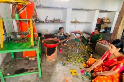 गोधन न्याय केंद्रों में तैयार हो रहे हैं गोबर से निर्मित दीए, अपने अलग गुणवत्ता से पहचाने जाते हैं गोधन निर्मित दीया, मिलने लगे आर्डर और होने लगी बिक्री, अन्य जिलों से भी आ रही मांग