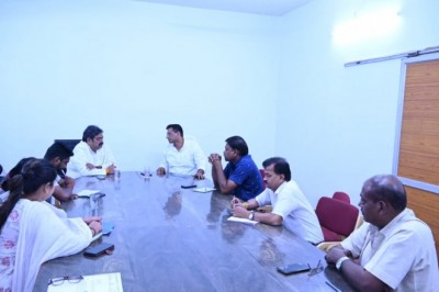 मदर्स मार्केट को मिलेगी नई दिशा, विधायक देवेंद्र यादव एवं महापौर नीरज पाल ने ली अधिकारियों की बैठक, संचालन समिति का गठन करने के दिए निर्देश :