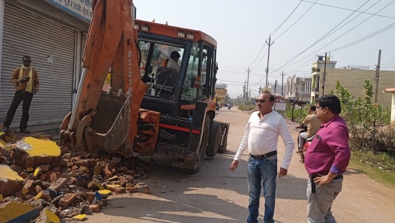 सरकारी रोड की जमीन पर बनाया अवैध बाउंड्रीवाल,निगम ने कार्रवाही कर चलाया जेसीबी :