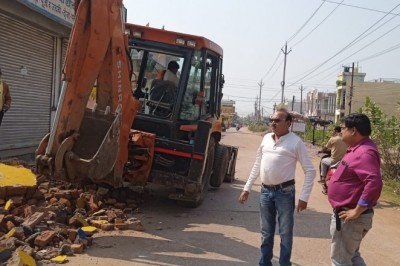 सरकारी रोड की जमीन पर बनाया अवैध बाउंड्रीवाल,निगम ने कार्रवाही कर चलाया जेसीबी :