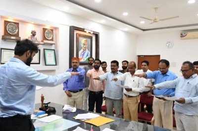 राष्ट्रीय एकता दिवस पर निगम आयुक्त रोहित व्यास सहित निगम के अधिकारी/कर्मचारियों ने ली शपथ :