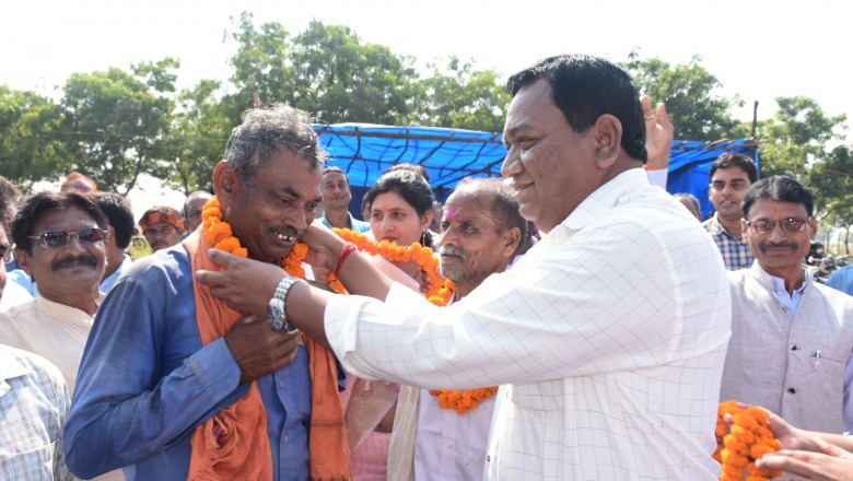 धान बेचने आए किसानों का फूल माला और शॉल भेंट कर  किया गया स्वागत :