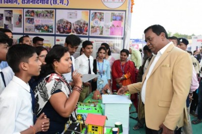राज्योत्सव पर विभिन्न विभागों ने अपने स्टॉल लगाकर जनसामान्य को शासकीय योजनाओं की उपलब्धियों की दी जानकारी