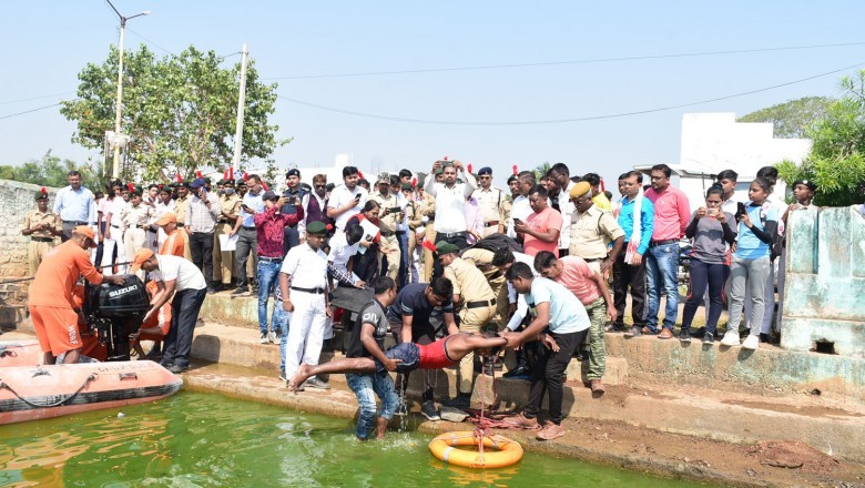 राज्य स्तरीय आपदा मोचन बल भिलाई की टीम द्वारा बाढ़ प्रभावितों को बचाने के लिए रानी सागर तालाब में किया गया मॉक ड्रिल
