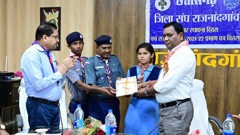 कलेक्टर ने भारत स्काउट-गाइड के स्थापना दिवस पर गाइड्स को भेंट किया प्रशस्ति पत्र :