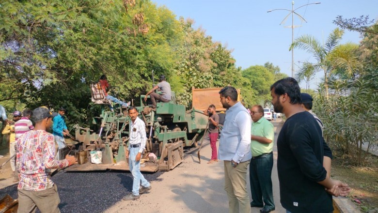 नगर निगम द्वारा शहर के गड्ढो मंे डामर पेच वर्क जारी, आयुक्त ने किया निरीक्षण :