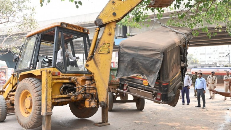 सड़कों के किनारे से बेतरतीब खड़े वाहनों को हटाने फिर चलाया गया अभियान, वाहनों के हटने के बाद दिखने लगा स्पेस, आवाजाही भी हो रही है आसान