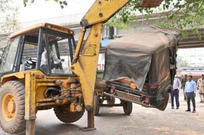 सड़कों के किनारे से बेतरतीब खड़े वाहनों को हटाने फिर चलाया गया अभियान, वाहनों के हटने के बाद दिखने लगा स्पेस, आवाजाही भी हो रही है आसान