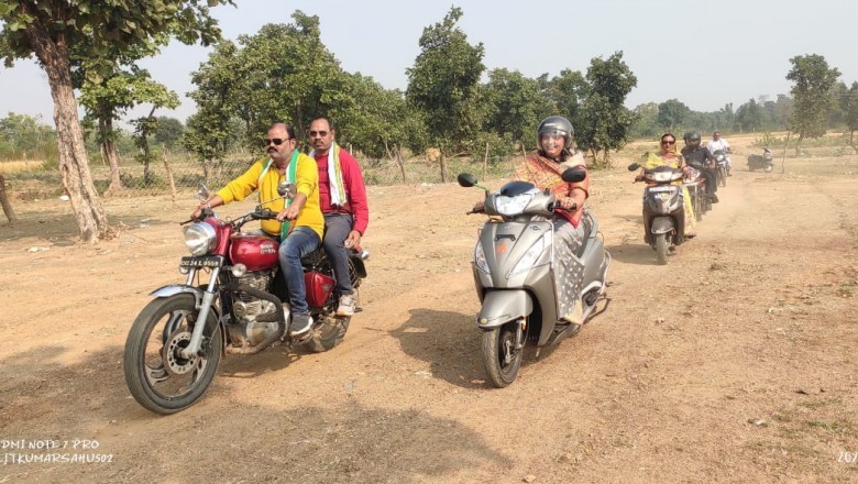 कोई काफिला न ही कोई वीआईपी प्रोटोकॉल... विधायक छन्‍नी साहू ने मोपेड में किया क्षेत्र का दौरा   ग्रामीणों के बीच पहुंची, धान काटती दिखी महिलाओं का हाथ बटाया