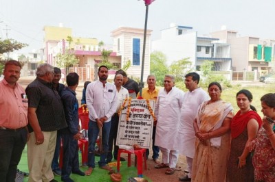 विधायक एवं महापौर ने 28 लाख के सीमेंटीकरण सड़क का किया भूमिपूजन: