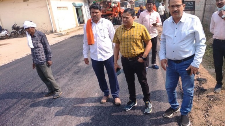 आयुक्त ने किया अधिकारियों के साथ डामरीकरण कार्य का औचक निरीक्षण,कहा अधिकारी अपने निगरानी में रहकर कराये कार्य