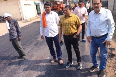 आयुक्त ने किया अधिकारियों के साथ डामरीकरण कार्य का औचक निरीक्षण,कहा अधिकारी अपने निगरानी में रहकर कराये कार्य