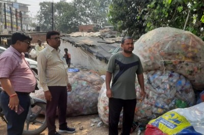 सड़क किनारे पड़े कबाड़ वाहन एवं सड़क पर बेखौफ दुकान लगाने वालों की अब खैर नही :