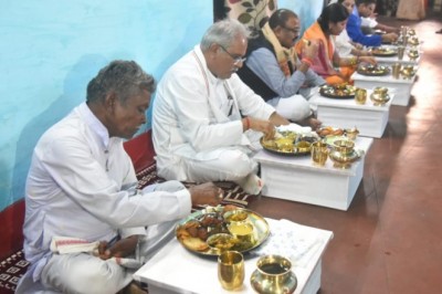 मुख्यमंत्री ने चौसेला, गुलगुला भजिया के साथ लाखड़ी भाजी और मुनगा का लिया आनंद :