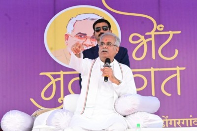 मुख्यमंत्री श्री भूपेश बघेल ने डोंगरगांव विधानसभा के भेंट-मुलाकात के दौरान ग्राम अर्जुनी में कॉलेज खोलने की घोषणा की