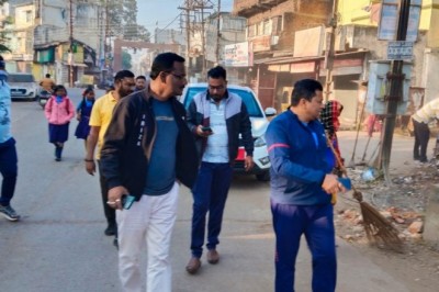 आयुक्त ने किया शनिचरी बाजार क्षेत्र में साफ सफाई का निरीक्षण कर लिया जायजा,आवागमन में बाधित बने अतिक्रमण को हटाने के निर्देश: