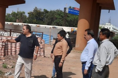 आयुक्त ने निरीक्षण कर लिया जायजा,शहर के सड़कों में डामरीकरण व सीमेंटीकरण  कार्य शुरू,सड़के हो रही है दुरुस्त:
