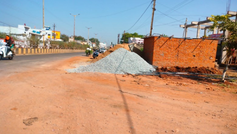 सडक पर मलमा, दुर्घटना को निमंत्रण :