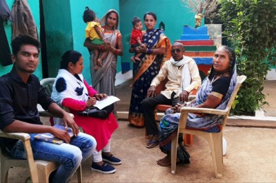 टीबी चैंपियंस ने ग्रामीणों को बताया, लाइलाज बीमारी नहीं है टीबी  धमधा विकासखंड में डोर टू डोर काउंसिलिंग जारी