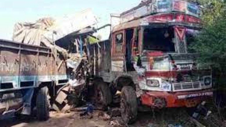 CG NEWS : दो ट्रकों में भिड़ंत से एक चालक की मौत, दूसरा घायल, तीन घंटे तक गाड़ी में फंसा रहा शव