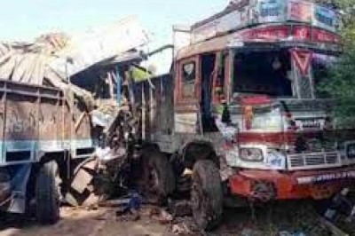 CG NEWS : दो ट्रकों में भिड़ंत से एक चालक की मौत, दूसरा घायल, तीन घंटे तक गाड़ी में फंसा रहा शव