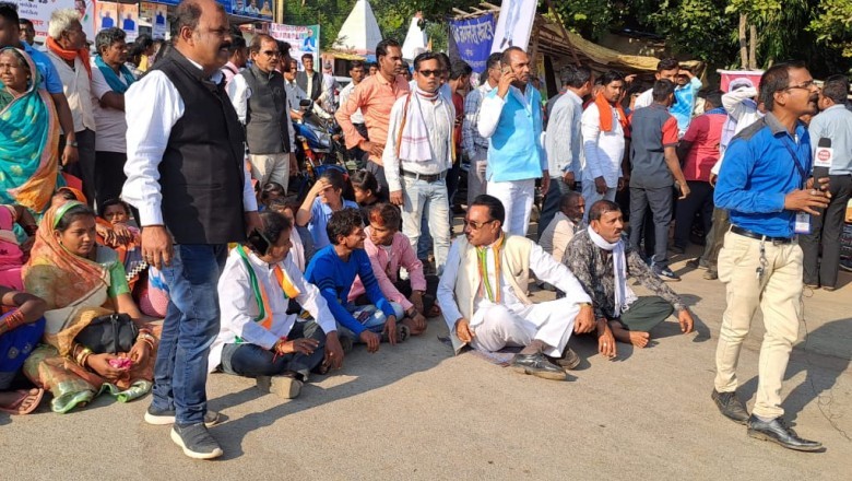 छुरिया डोंगरगावं मार्ग पर घण्टे भर से अधिक समय तक लगा रहा में  विधायक प्रतिनिधि अपने ही  सरकार के खिलाफ बैठे धरने पे: