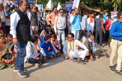 छुरिया डोंगरगावं मार्ग पर घण्टे भर से अधिक समय तक लगा रहा में  विधायक प्रतिनिधि अपने ही  सरकार के खिलाफ बैठे धरने पे: