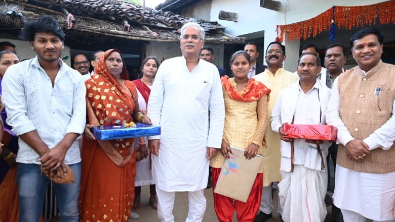 मुख्यमंत्री  भूपेश बघेल प्रदेशव्यापी भेंट-मुलाकात कार्यक्रम अंतर्गत डोंगरगढ़ स्थित सर्किट हाउस में अधिकारियों के कार्यों की समीक्षा की