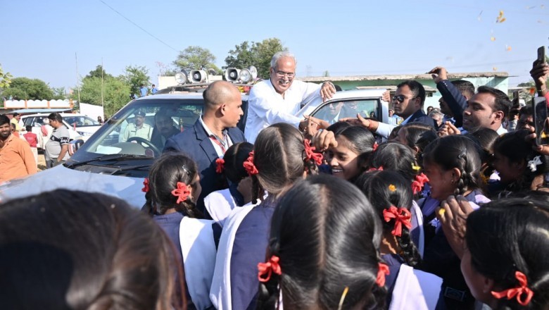 स्कूली बच्चों से रूककर मिले मुख्यमंत्री :