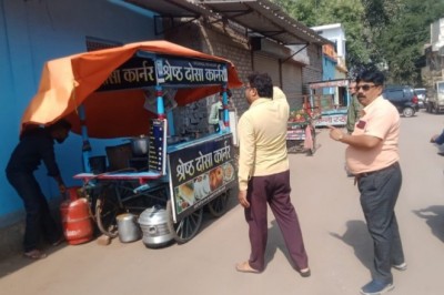 चंडी चौक से लगें सड़क किनारे निगम ने हटाया अतिक्रमण,आम नागरिकों को आवागमन में हो रही थी दिक्कत: