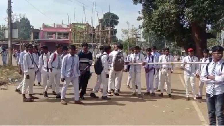 छात्र-छात्राओं ने सड़क पर किया चक्काजाम, मनाने पहुंचे एसडीएम :