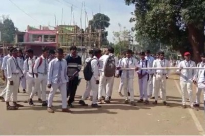 छात्र-छात्राओं ने सड़क पर किया चक्काजाम, मनाने पहुंचे एसडीएम :