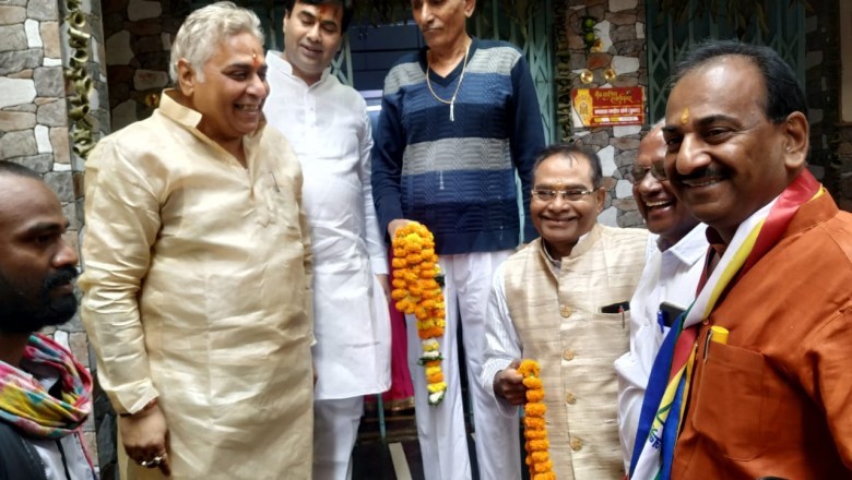 विभिन्न सामाजिक संगठनों के पदाधिकारियों एवं आम जनता ने घर से निकल कर भारत जोड़ो यात्रा का किया जोरदार स्वागत