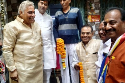 विभिन्न सामाजिक संगठनों के पदाधिकारियों एवं आम जनता ने घर से निकल कर भारत जोड़ो यात्रा का किया जोरदार स्वागत