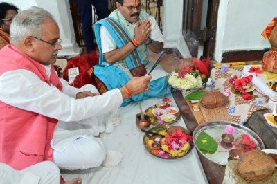 मुख्यमंत्री  भूपेश बघेल ने शीतला माता मंदिर में की पूजा-अर्चना :